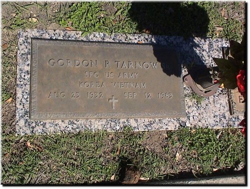 Tarnow, Gordon R (military marker).JPG